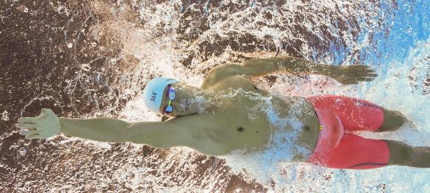 FB体育注册网址-赛道上的逆转，佩雷兹驾驶梅赛德斯轻取红牛二队，惊艳四座