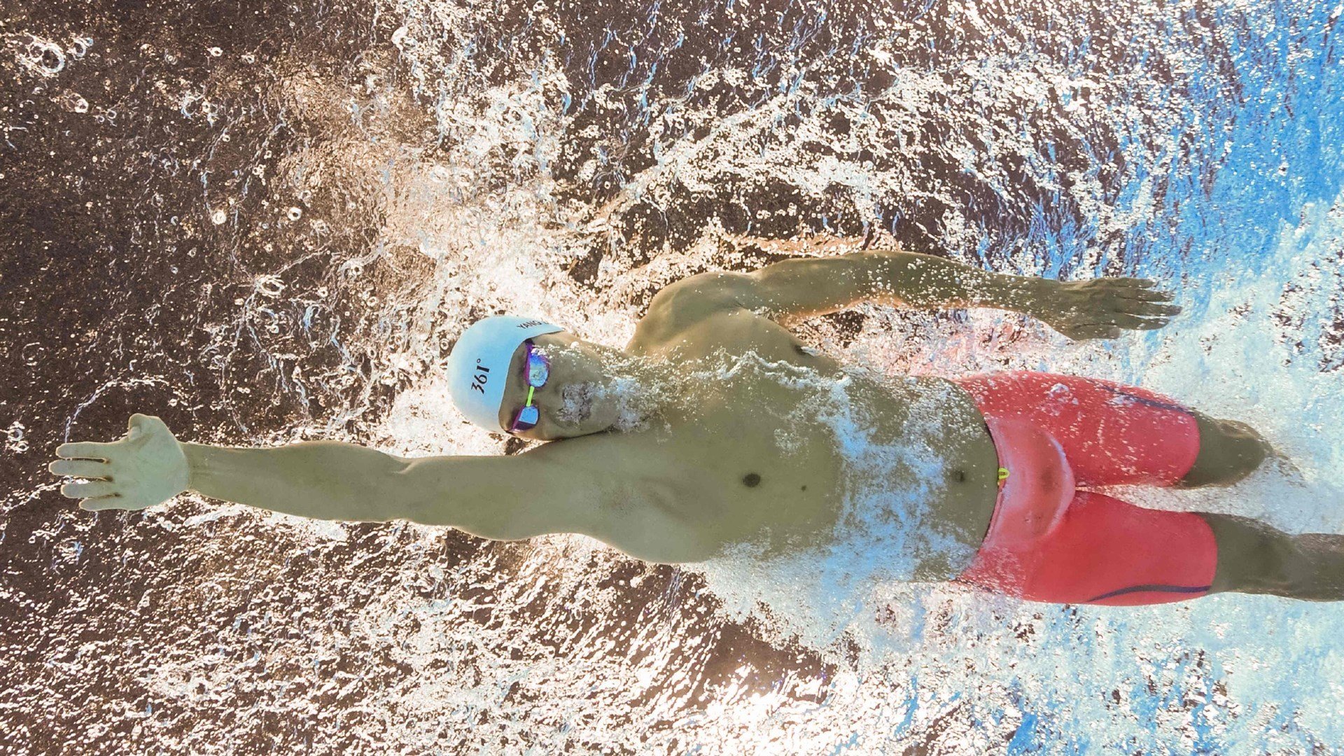 赛道上的逆转，佩雷兹驾驶梅赛德斯轻取红牛二队，惊艳四座